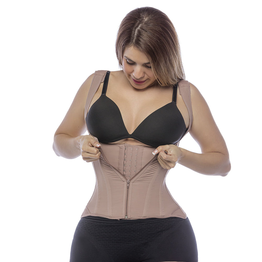 Mujer usando faja tipo chaleco color beige con cierre y broches, ideal para moldear cintura y brindar soporte postoperatorio