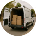 Camioneta de reparto blanca con la parte trasera abierta llena de paquetes, simbolizando el servicio de envío y entrega de Fajas Salome.