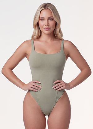 Body Atelier Escote Cuadrado, Espalda profunda, y Tiras Finas | Salome 5004