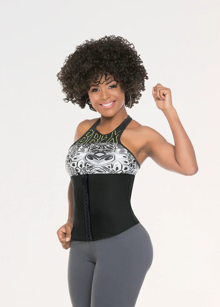 Mujer en ropa deportiva usando cinturilla reductora durante entrenamiento