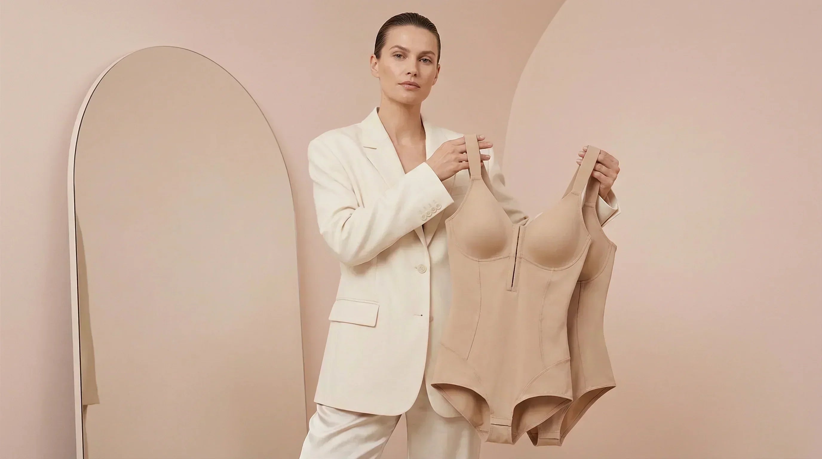 Comparativa de mujer usando cinturilla con jeans vs faja completa con vestido, mostrando cómo elegir la faja correcta.