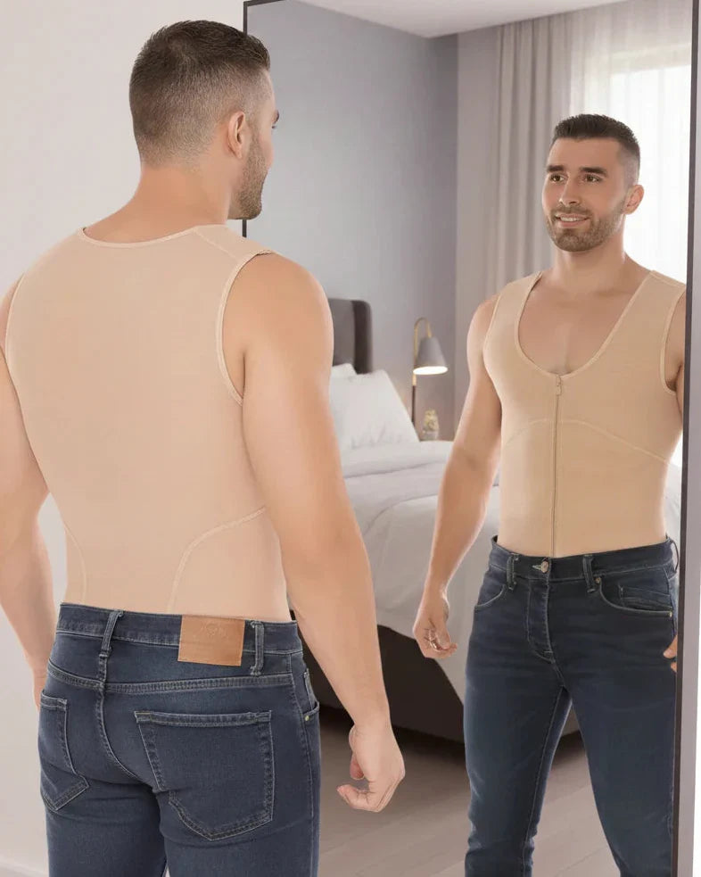 Ejecutivo latino confiado en oficina corporativa moderna con ventanas de piso a techo usando chaleco compresor negro bajo camisa blanca de vestir, ajustando mancuernillas con lenguaje corporal seguro