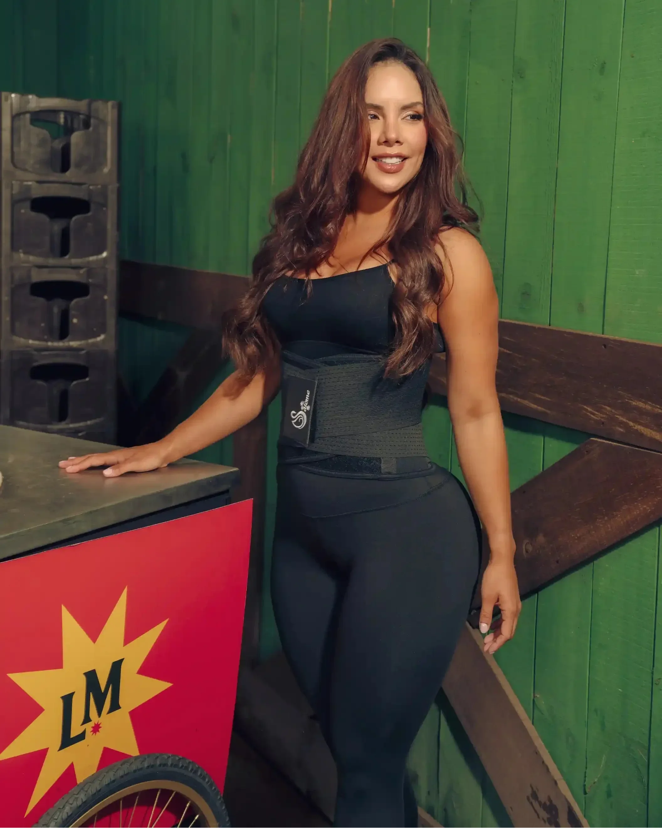 Mujer practicando autocuidado y bienestar usando licras deportivas Fajas Salome en un ambiente relajado.