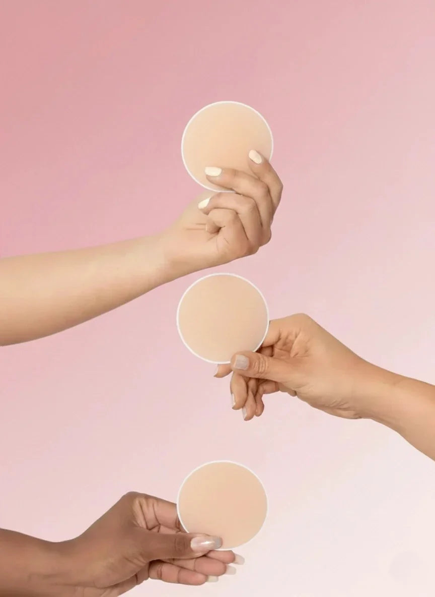 Mujer luciendo un vestido con espalda descubierta usando pezoneras de silicón para un look invisible.