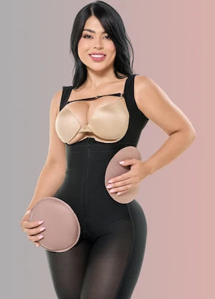 Modelo sonriente con faja body Salome control abdomen y realce de figura.