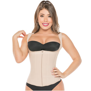 Mujer luciendo faja tipo chaleco color beige con tirantes anchos y cierre frontal, ideal para moldear cintura y uso diario