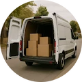 Camioneta de reparto blanca con la parte trasera abierta llena de paquetes, simbolizando el servicio de envío y entrega de Fajas Salome.
