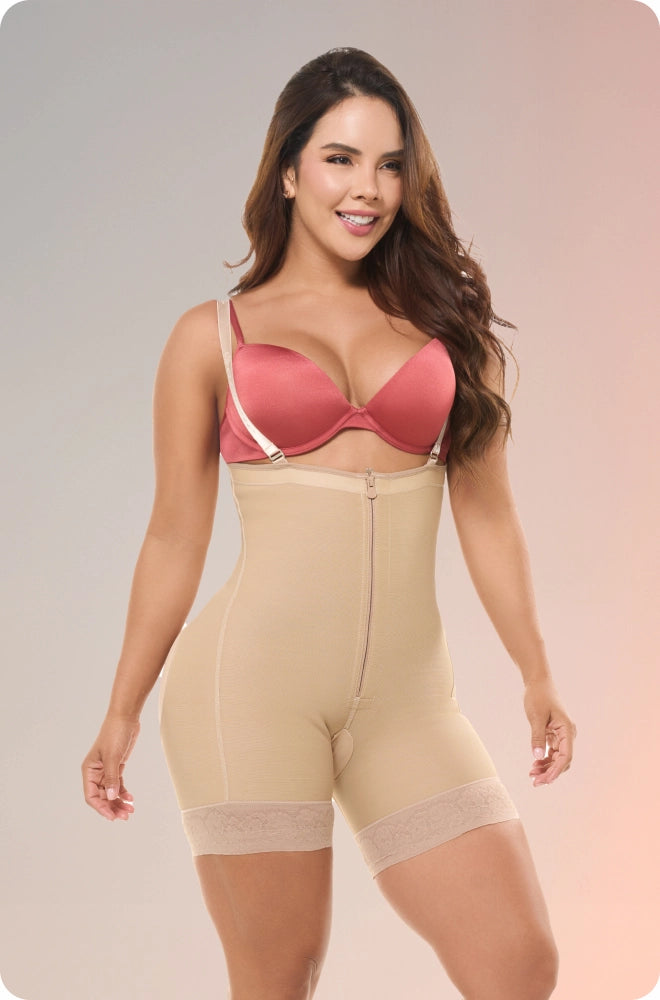 Modelo sonriente luciendo faja moldeadora tipo short Fajas Salome color beige con cremallera frontal y tirantes, ideal para control de abdomen y realce de glúteos.