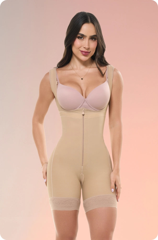 Modelo luciendo faja body moldeadora Fajas Salome color beige con cremallera frontal, ideal para control de abdomen y realce de figura.
