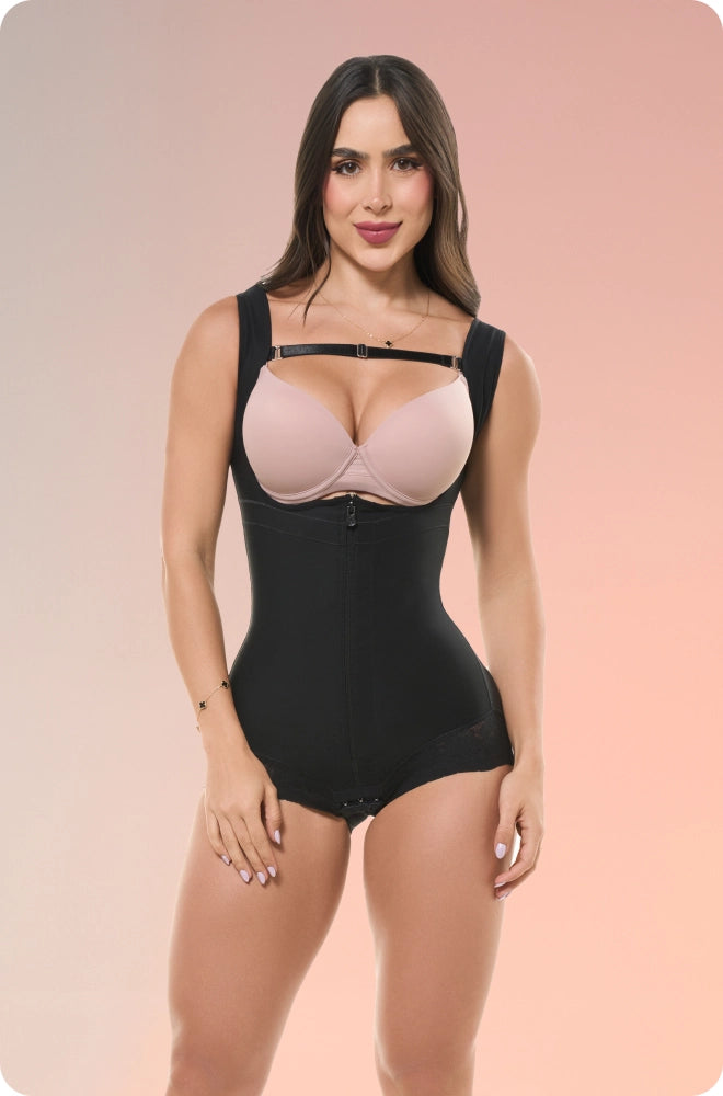 Modelo luciendo faja body moldeadora Fajas Salome color negro con cremallera frontal y banda de soporte superior, ideal para control de abdomen y realce de figura.
