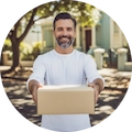 Hombre sonriente entregando un paquete, simbolizando el envío seguro y la entrega a domicilio de Fajas Salome.
