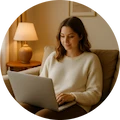 Mujer sentada cómodamente en un sofá usando una laptop, simbolizando la facilidad de la compra online en Fajas Salome.