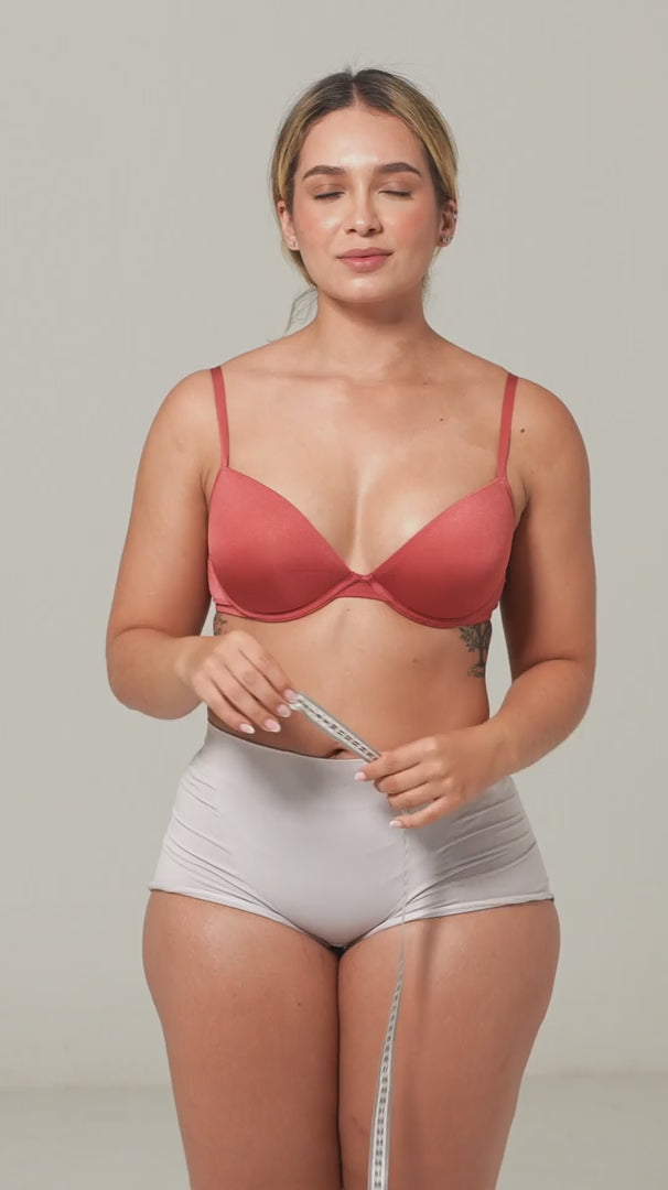 Mujer tomando sus medidas de busto
