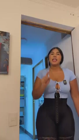 mujer usando faja salome 6413