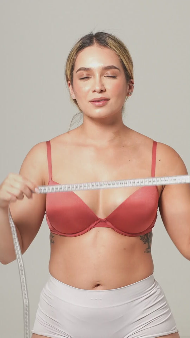 Mujer tomando sus medidas de rostro