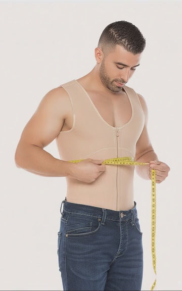 hombre midiéndose la cintura