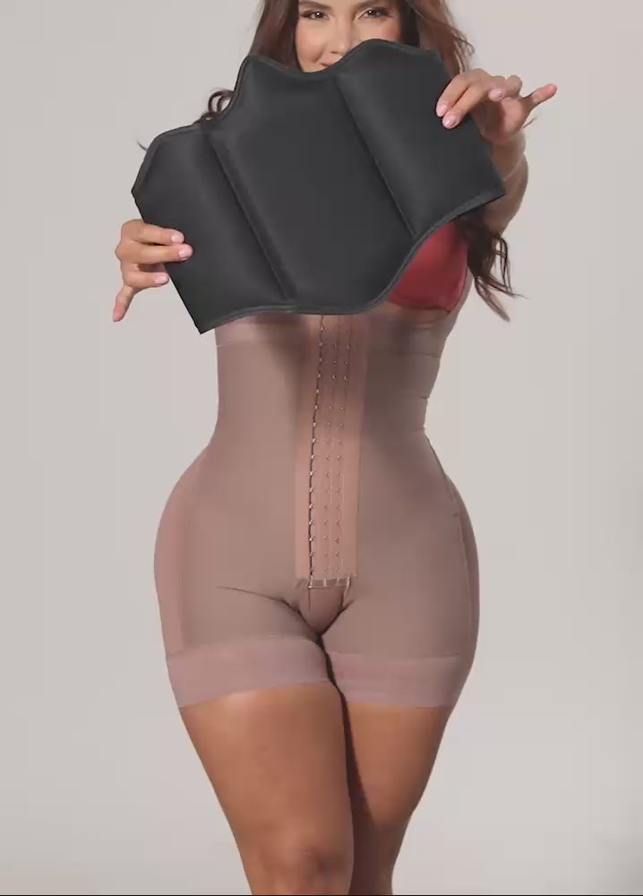 Mujer usando Tabla Abdominal Fajón Salome 2515