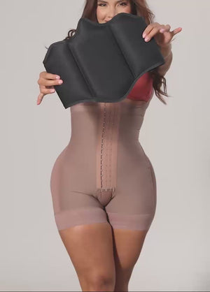 Mujer usando Tabla Abdominal Fajón Salome 2515