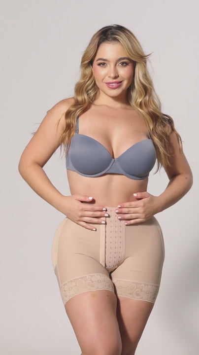 modelo usando short 614