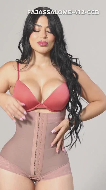Modelo luciendo la faja body strapless Fajas Salome 412-CCB color beige con broches frontales para moldeo de figura