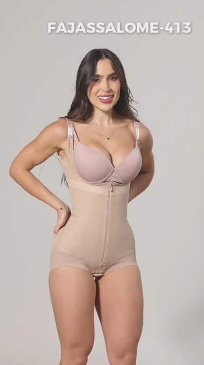 Modelo luciendo la faja body Fajas Salome 413 color beige con cremallera frontal y tirantes ajustables para moldeo de figura