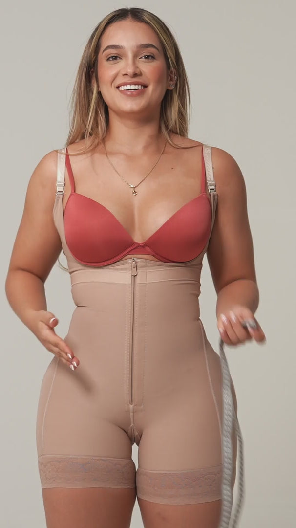 Mujer tomando sus medidas de cintura y cadera