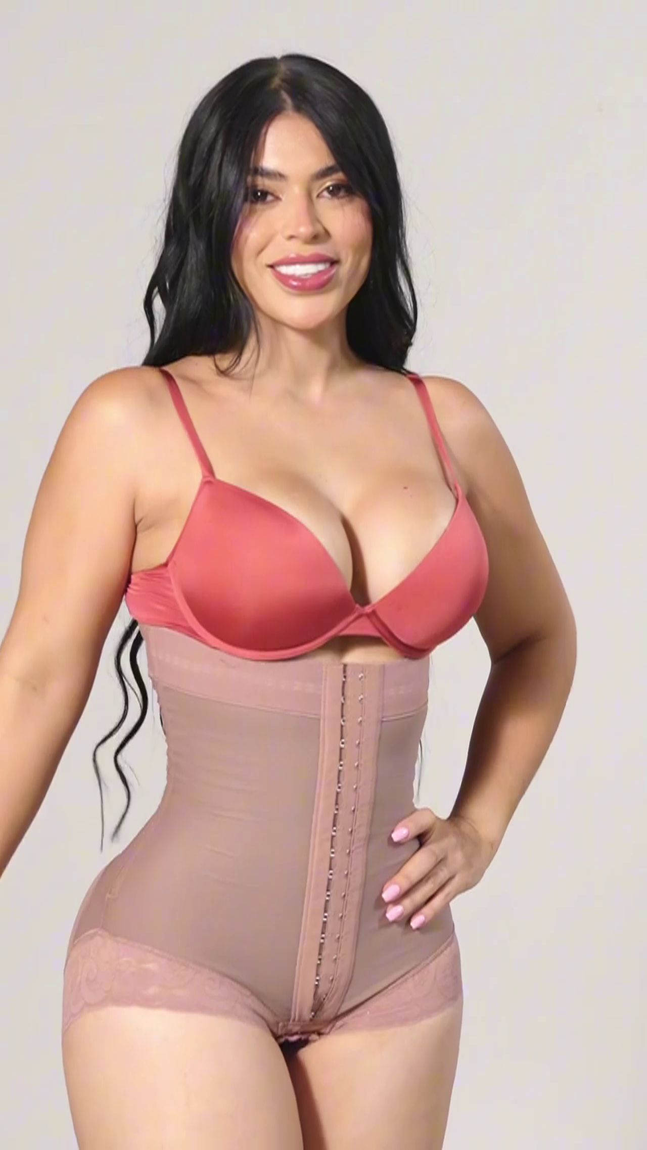 Faja body strapless Salome 412-CCB beige: modelo luciendo broches frontales para moldear la figura.